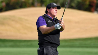 Mickelson finishes off Casey; 44th win